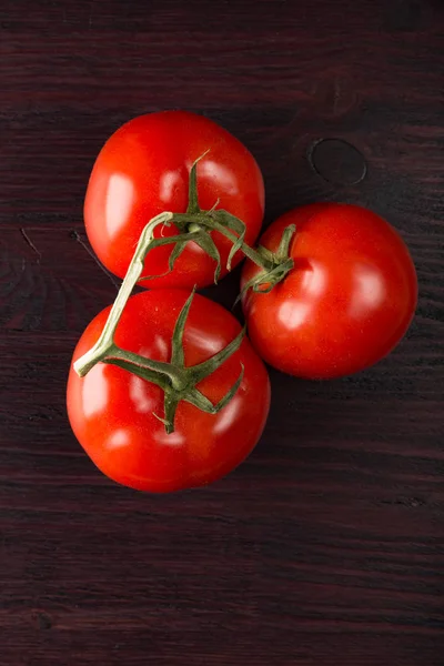 Tomates sobre la mesa — Foto de Stock