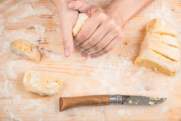 hamur ahşap bir masa üzerinde pişirme