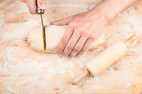 Приготування тіста на дерев'яному столі — стокове фото