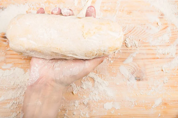 hamur ahşap bir masa üzerinde pişirme