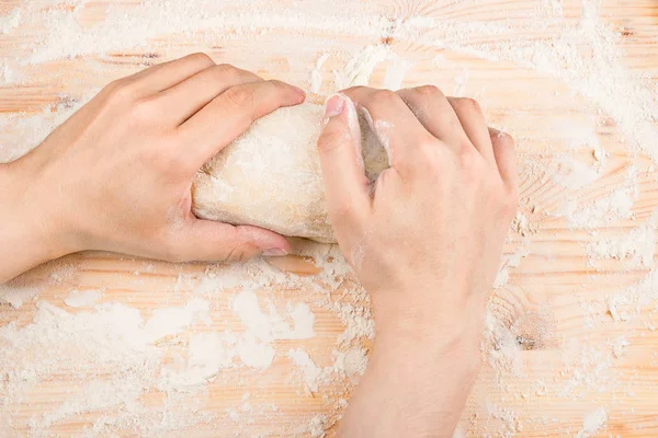 hamur ahşap bir masa üzerinde pişirme