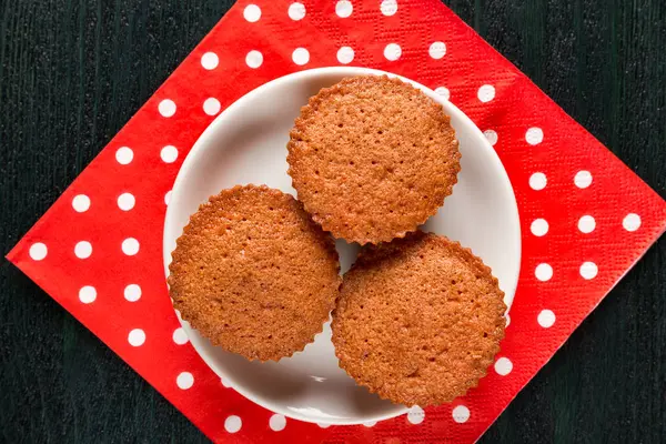 bir tabakta cupcakes