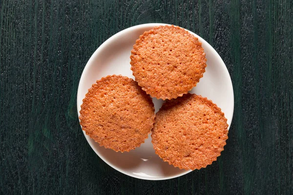 bir tabakta cupcakes