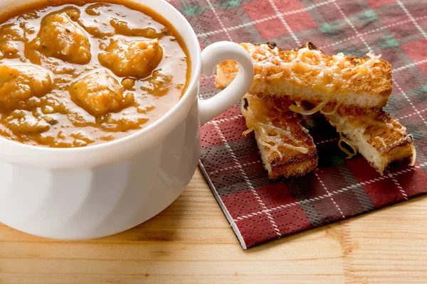 Bezelye çorbası ile öğle yemeği. soyulmuş bezelye porrige