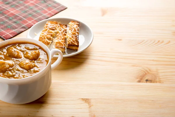 Bezelye çorbası ile öğle yemeği. soyulmuş bezelye porrige