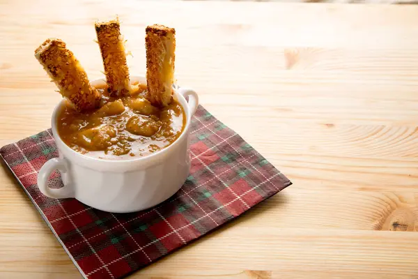 Bezelye çorbası ile öğle yemeği. soyulmuş bezelye porrige