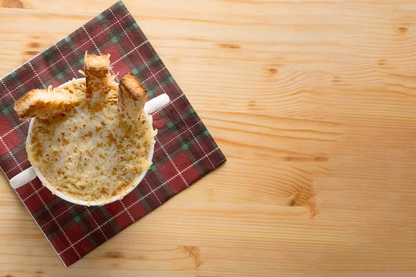 Bezelye çorbası ile öğle yemeği. soyulmuş bezelye porrige