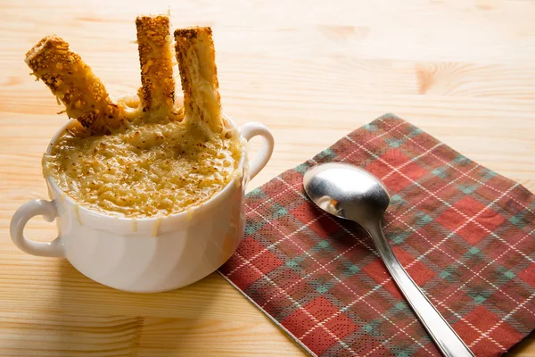 Bezelye çorbası ile öğle yemeği. soyulmuş bezelye porrige