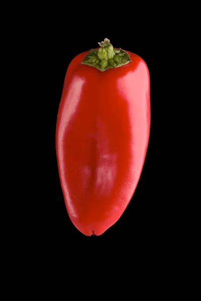 Röd paprika isolerat på svarten — Stockfoto