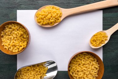 Tahta kaşık ve makarna ile kase. Arka plan