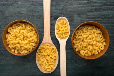 Tahta kaşık ve makarna ile kase