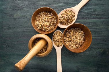 Tahta kaşık ve baharatlar ile kase