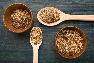 Tahta kaşık ve baharatlar ile kase