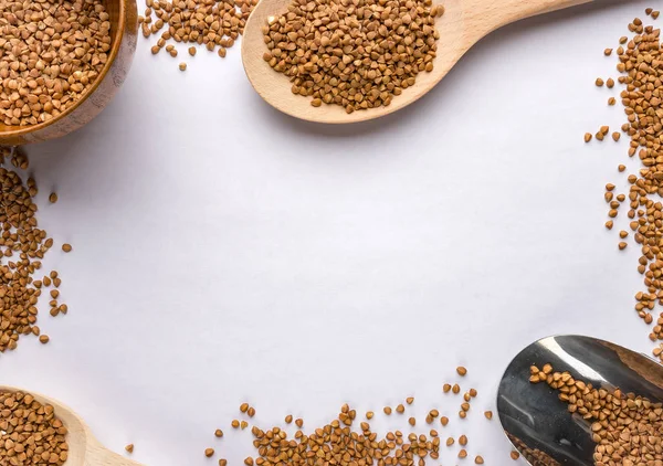 Tahta kaşık ve buğday ile kase. Arka plan