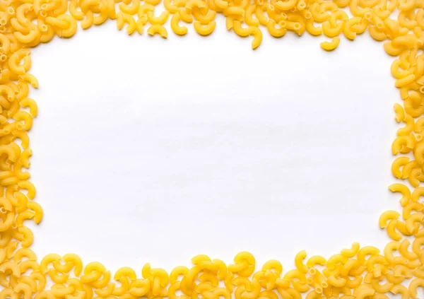 Makarna çerçeve koyu ahşap bir masa üzerinde. Arka plan