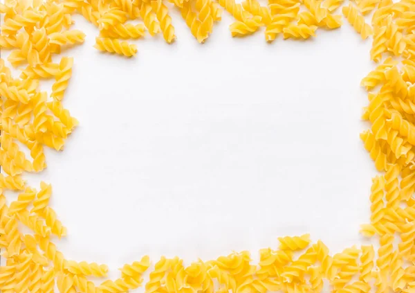 Makarna çerçeve beyaz bir kağıt üzerine. Arka plan