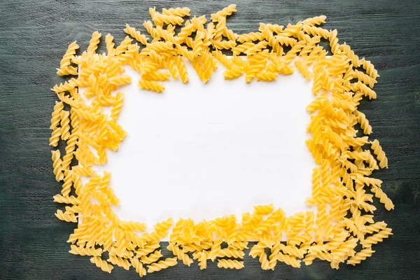 Makarna çerçeve koyu ahşap bir masa üzerinde. Arka plan