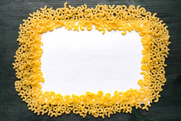 Makarna çerçeve beyaz bir kağıt üzerine. Arka plan