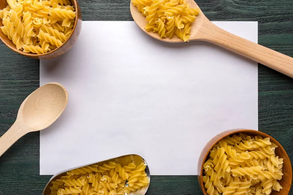 Tahta kaşık ve makarna ile kase. Arka plan
