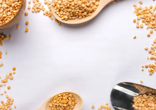 Tahta kaşık ve kase bezelye ile. Arka plan