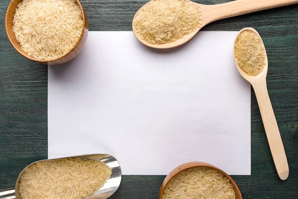 Tahta kaşık ve sayfa üzerinde pirinç kâse kağıt. Arka plan