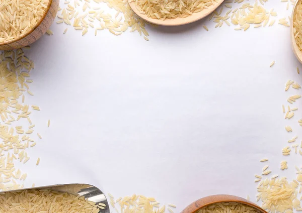 Tahta kaşık ve sayfa üzerinde pirinç kâse kağıt. Arka plan