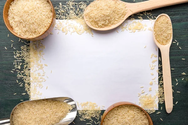 Colheres de madeira e tigelas com arroz na folha de papel. Contexto — Fotografia de Stock