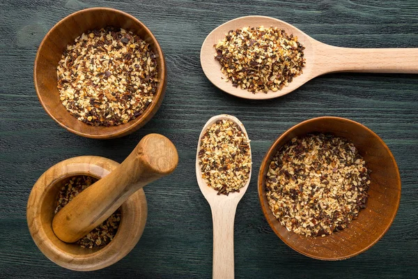 Tahta kaşık ve baharatlar ile kase