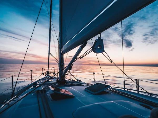 Yacht on suset ocean — Stock Photo, Image