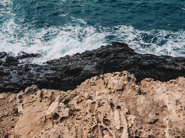 Óceáni hullámok sziklák Stock Fotó