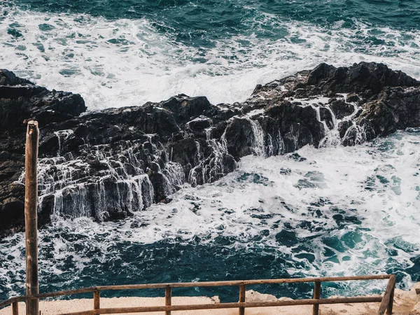 Óceáni hullámok sziklák Jogdíjmentes Stock Fotók