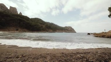 Dalgaların Timelapse atış te kıyıya vurur. Boş plaj. Mallorca, İspanya. Güzel deniz, okyanus manzarası