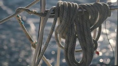 Deniz düğüm, okyanusta yat tekne yelken üzerinde bir gemi güverte ipi yukarı kapatın.