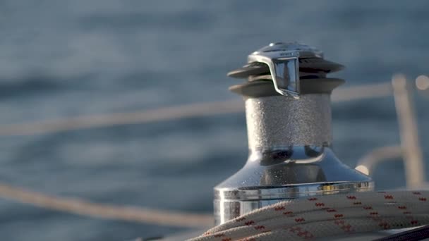 Rep nära vinschar. Närbild av vinsch på en segling yacht båt — Stockvideo