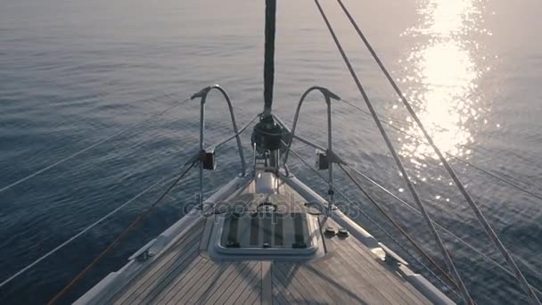 Krásná přední shot plavby yacht boat nos. Plavba lodí na otevřeném moři s vlnami, klidná děje za slunečného dne. — Stock video