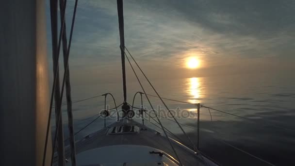 Schuss von Segeljacht Nase schwankend in den ruhigen Wellen der See auf den schönen Sonnenuntergang. romantisch. — Stockvideo