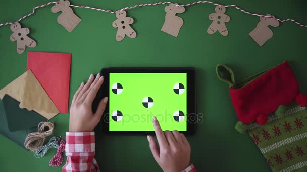 Jul bord ovanifrån från ovanstående koncept. Kvinna finger göra olika gester på surfplatta med grön skärm. Färgtransparens. Spåra rörelse. — Stockvideo