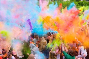 Holi renkli Festivali