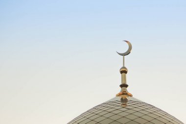 Altın Minare üst Islam sembolü ile büyüyen ay altın Hilal ay değil. Çerçeve içinde.