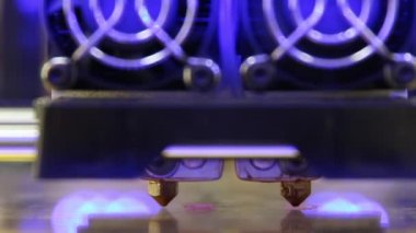 Çift Ekstruder ile 3D yazıcı Yazdırma pembe plastik başlar ilk katman ayrıntıları