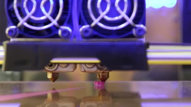 3D-Drucker extrudiert Schicht um Schicht aus rosa Kunststoff beschleunigt 7-mal . — Stockvideo