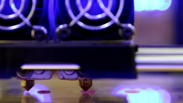 3D-printer met de dual extruder wordt begonnen met afdrukken roze details versneld door 4 keer — Stockvideo