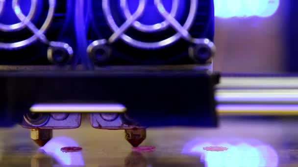 3D-skrivare med dubbla extruder startar utskrift rosa Detaljer — Stockvideo