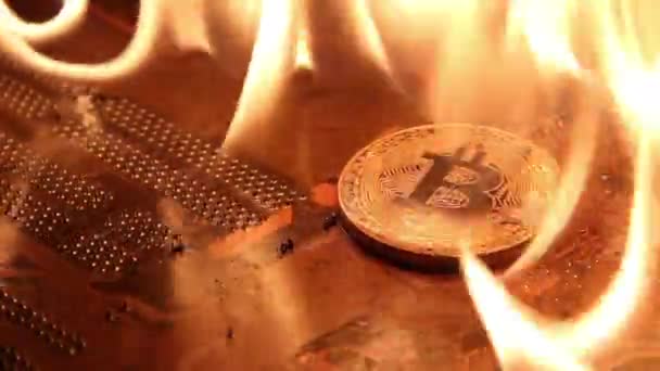 El fuego ardiente en el bitcoin de oro en la placa base . — Vídeos de Stock