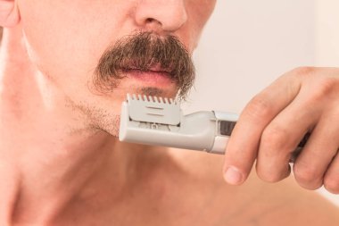 Erkek bıyık ve el tıraş düzeltici. Yakın çekim.