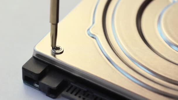 Desenrosque el tornillo en el primer plano de la cubierta del disco duro . — Vídeos de Stock