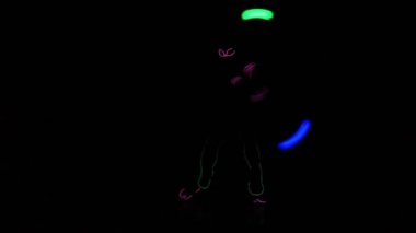 Yanıp sönen bir neon yeşili yabancı adam, takım elbiseli bir adam bir POI vardır.