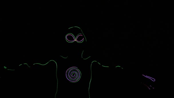 La danse brille dans le noir contour néon d'un alien .