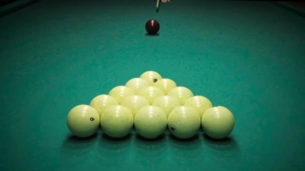 Pelota roja golpeando bolas blancas en el triángulo al inicio del juego de billar. Lento Mo . — Vídeos de Stock