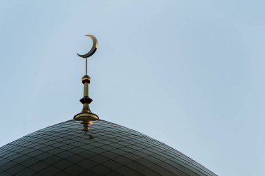 Gün batımında Müslüman caminin hilal ile minare.